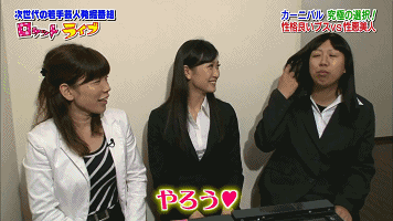 一丑女与一美女同时喂猩猩吃香蕉,结局尴尬