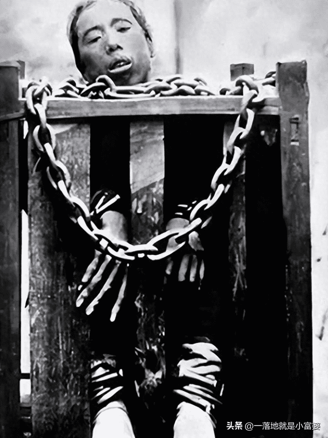 变态的纳粹德国,脱光犹太人女人衣服,集体屠杀!