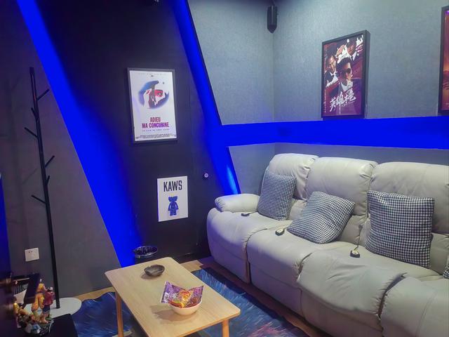 记者暗访私人影院, 毫无底线!美女助教, 互动观影, 亲嘴摸胸都可以