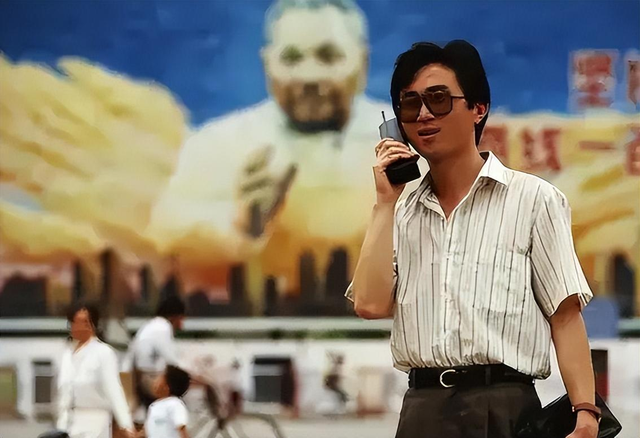 卑鄙龌龊老照片:青楼女子妖娆多姿,妇女露胸喂奶被孩子撕扯衣服