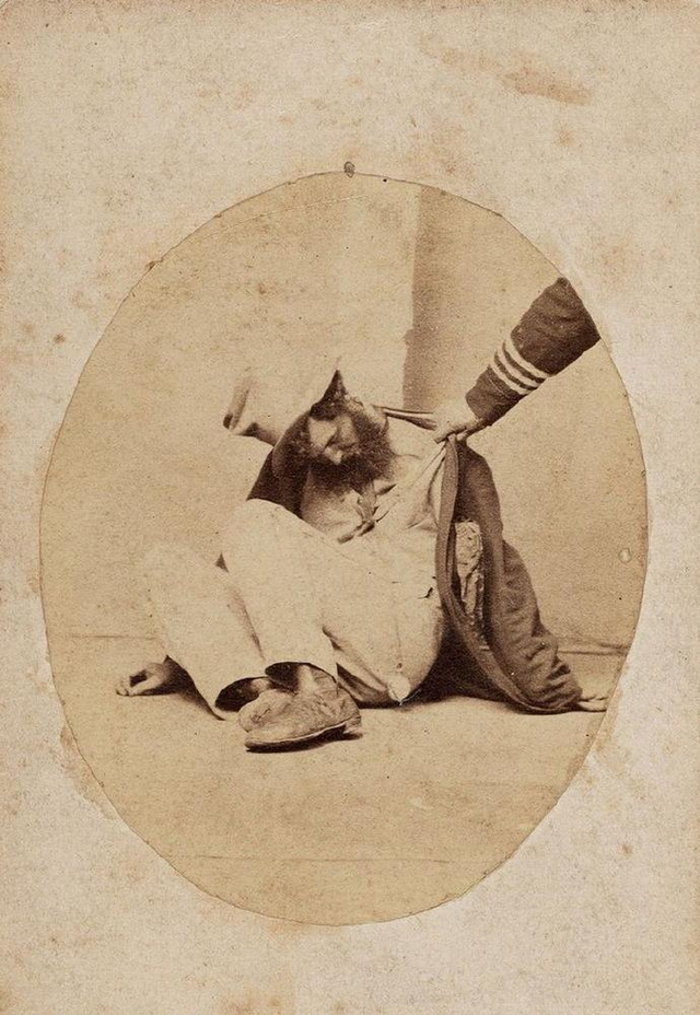 变态的纳粹德国,脱光犹太人女人衣服,集体屠杀!