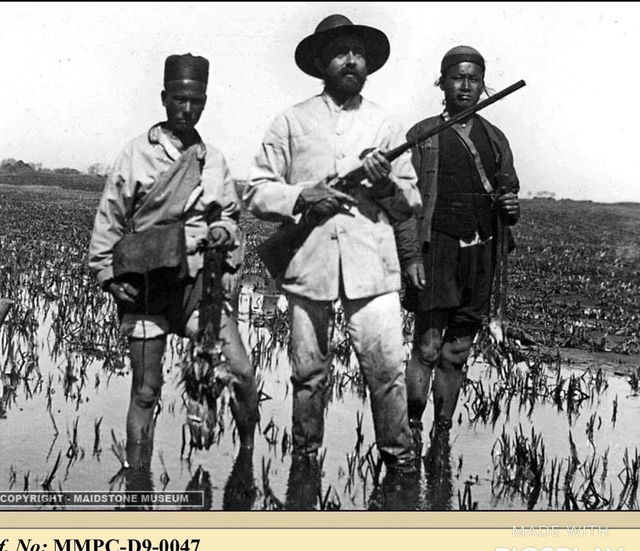 变态的纳粹德国,脱光犹太人女人衣服,集体屠杀!