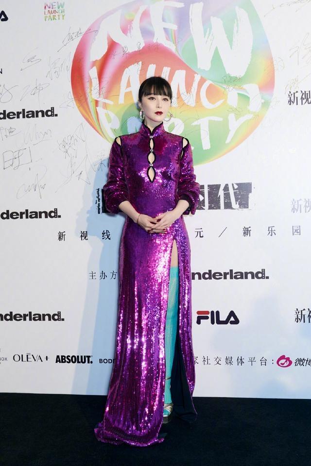 范冰冰无戏可拍也高调,穿亮片旗袍还配绿色长袜,想不抢镜都难