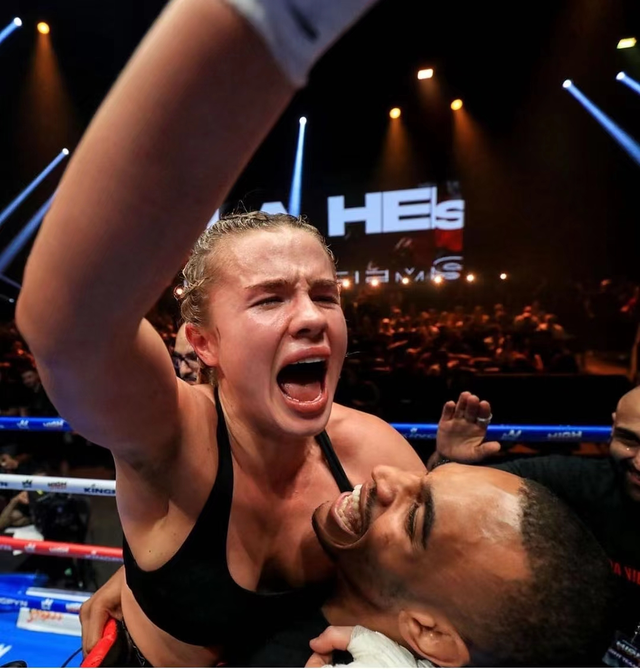 美女拳手脱衣庆祝胜利火爆全网!她是谁?到底怎么回事?