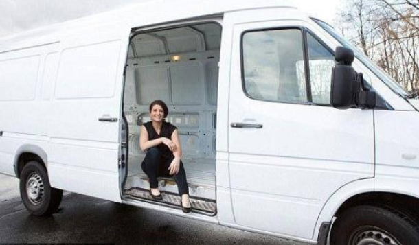 美女子节约房租卖掉财产6万改造货车，停公司门口起床就上班