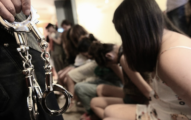 内蒙“白富美”名媛与7男子聚众淫乱,被抓大喊:他们全是我男友!