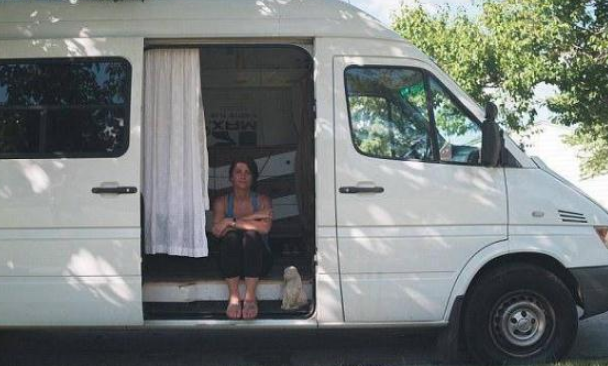 美女子节约房租卖掉财产6万改造货车，停公司门口起床就上班