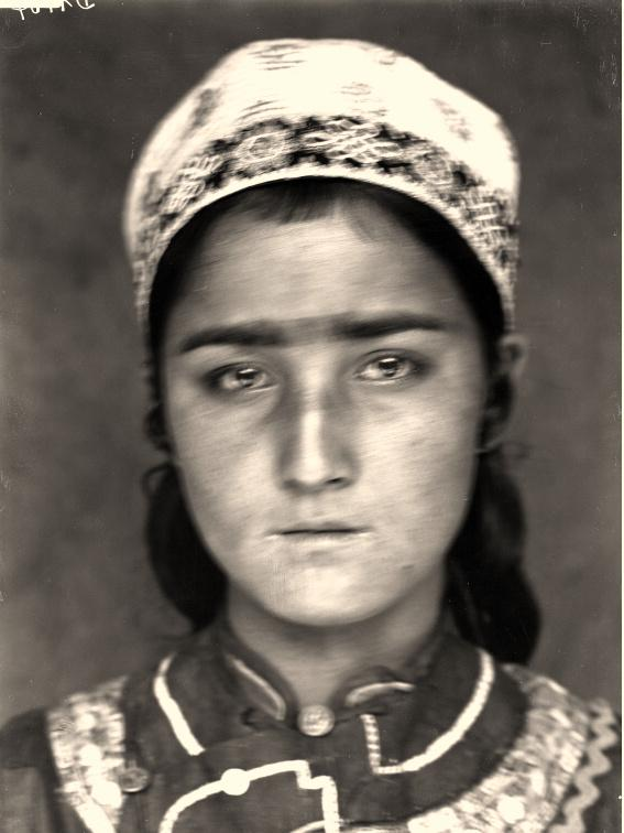 变态的纳粹德国,脱光犹太人女人衣服,集体屠杀!