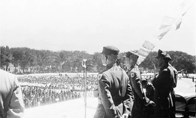 卑鄙龌龊老照片:青楼女子妖娆多姿,妇女露胸喂奶被孩子撕扯衣服