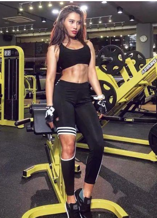 越南健身模特,120斤微胖身材,越看越美!3个动作,拥有同款