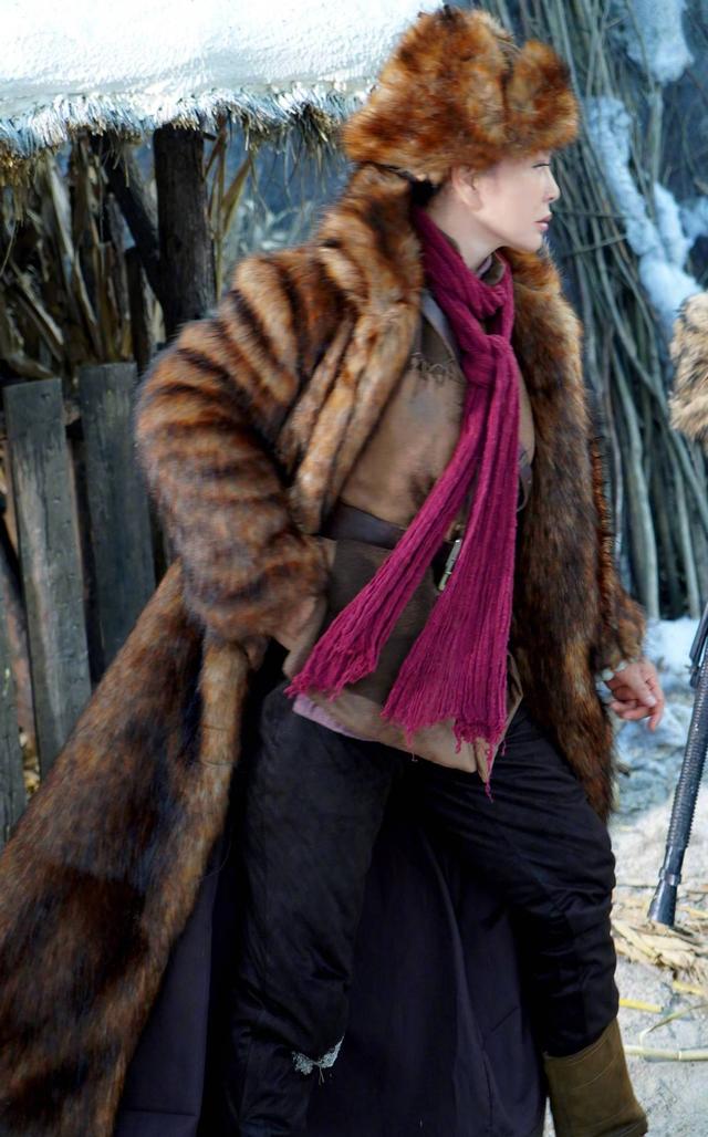 刘晓庆高温下穿貂皮拍戏,坐在草堆中休息满脸通红,网友直呼心疼