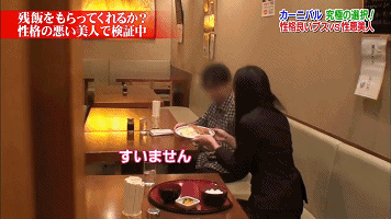 一丑女与一美女同时喂猩猩吃香蕉,结局尴尬