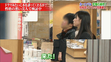 一丑女与一美女同时喂猩猩吃香蕉,结局尴尬