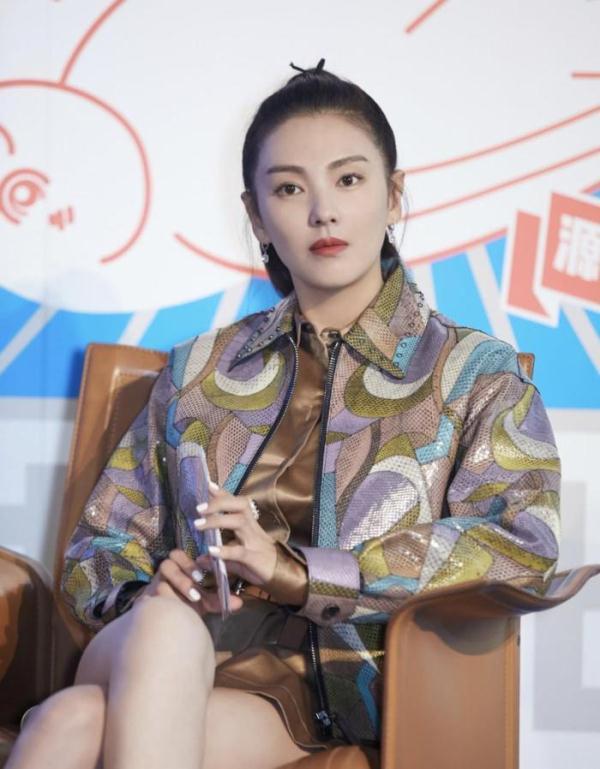 有一种姿势叫张雨绮坐姿,不仅双腿“间距”是看点,亮点也是不少