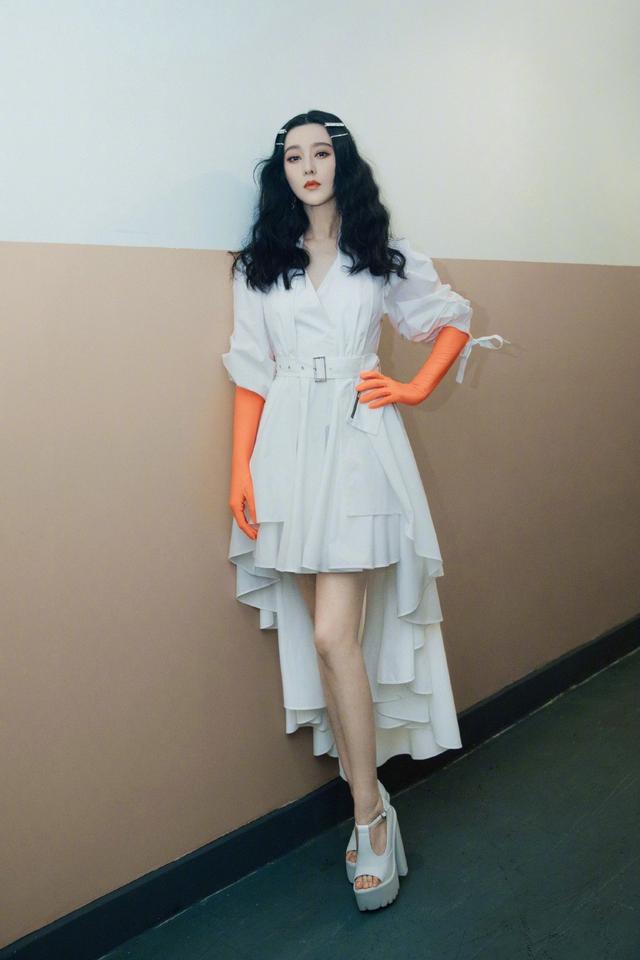 范冰冰无戏可拍也高调,穿亮片旗袍还配绿色长袜,想不抢镜都难