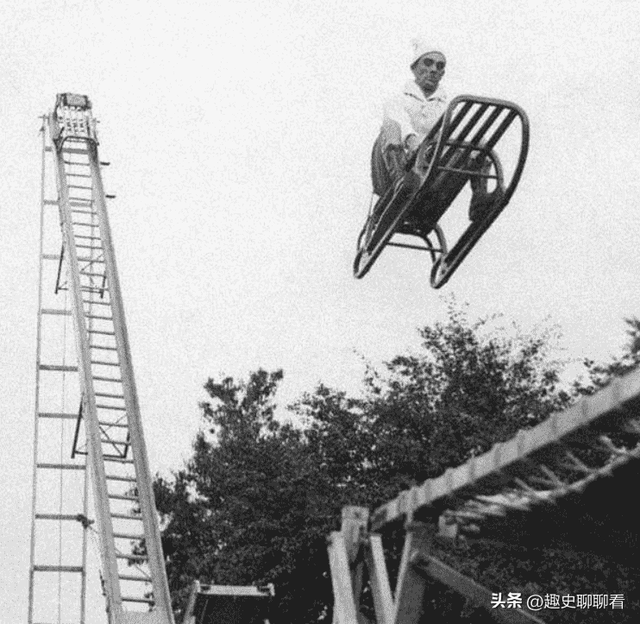 变态的纳粹德国,脱光犹太人女人衣服,集体屠杀!