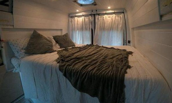 美女子节约房租卖掉财产6万改造货车，停公司门口起床就上班