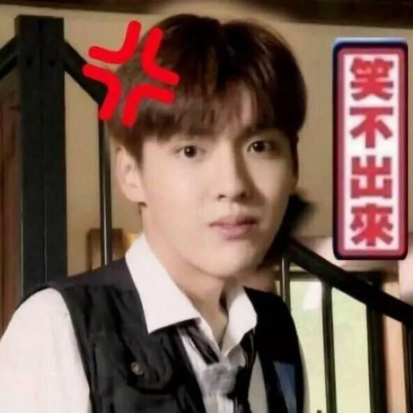 一丑女与一美女同时喂猩猩吃香蕉,结局尴尬