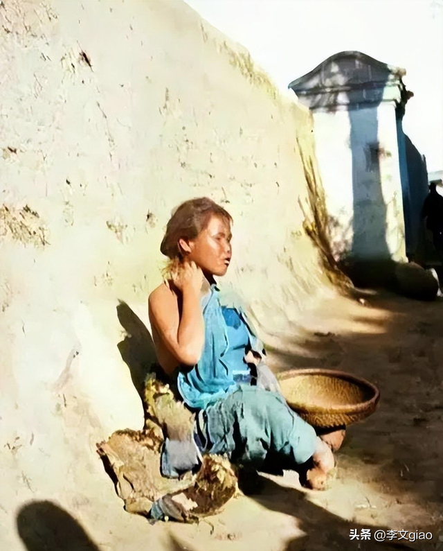 20张屈辱照片:德国女犯一丝不挂被枪决,被拍卖的大胸女人