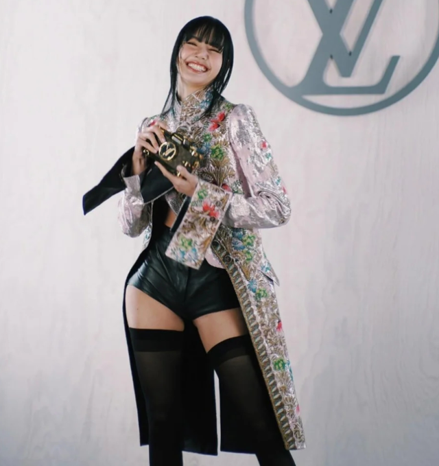 Lisa被指丰臀过度,盲目追求欧美风比例失调,还没被豪门男友承认