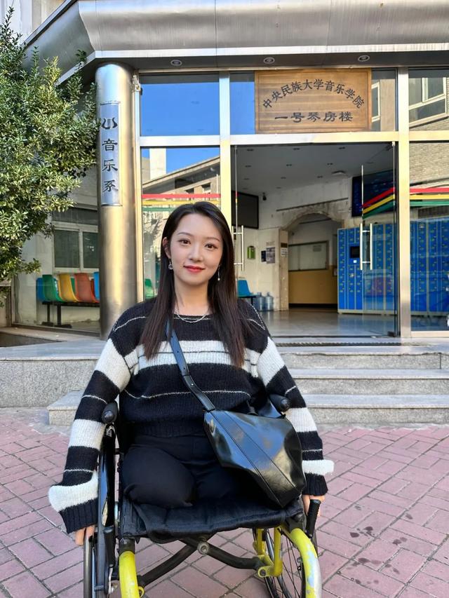 90后湖北轮椅美女:独居,超酷