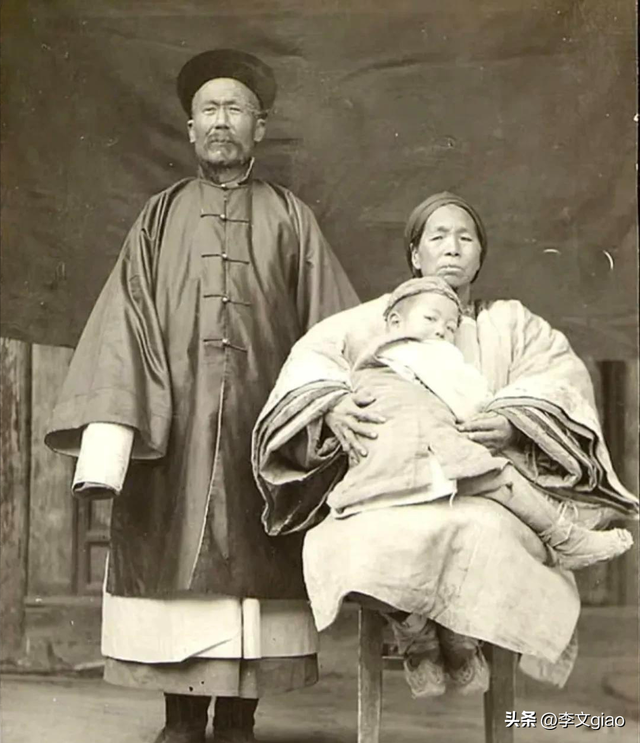 20张屈辱照片:德国女犯一丝不挂被枪决,被拍卖的大胸女人