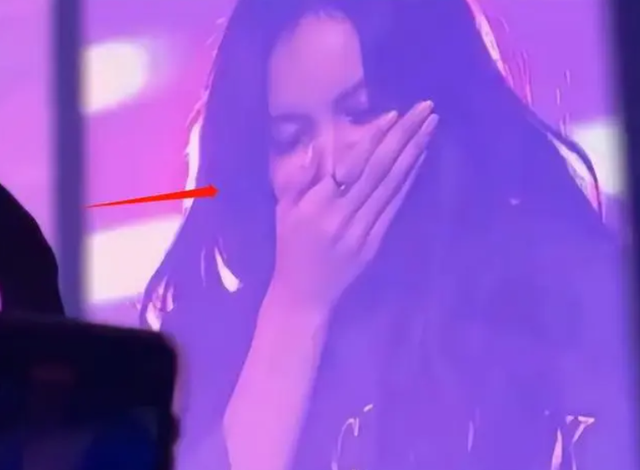 Lisa被指丰臀过度,盲目追求欧美风比例失调,还没被豪门男友承认