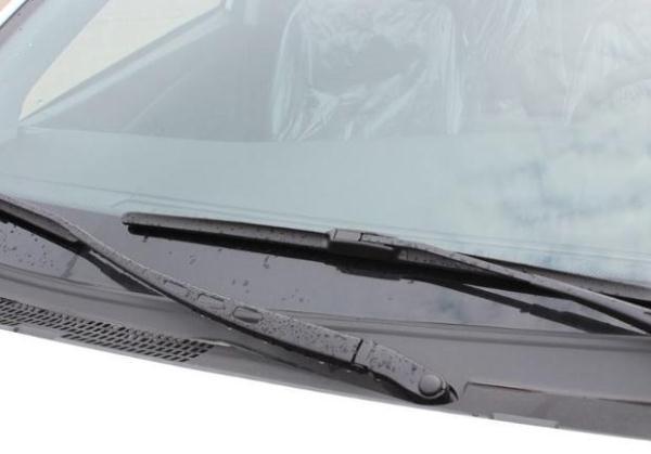 雨刷器多久需要更换?别傻傻不知道,车窗越刮越脏