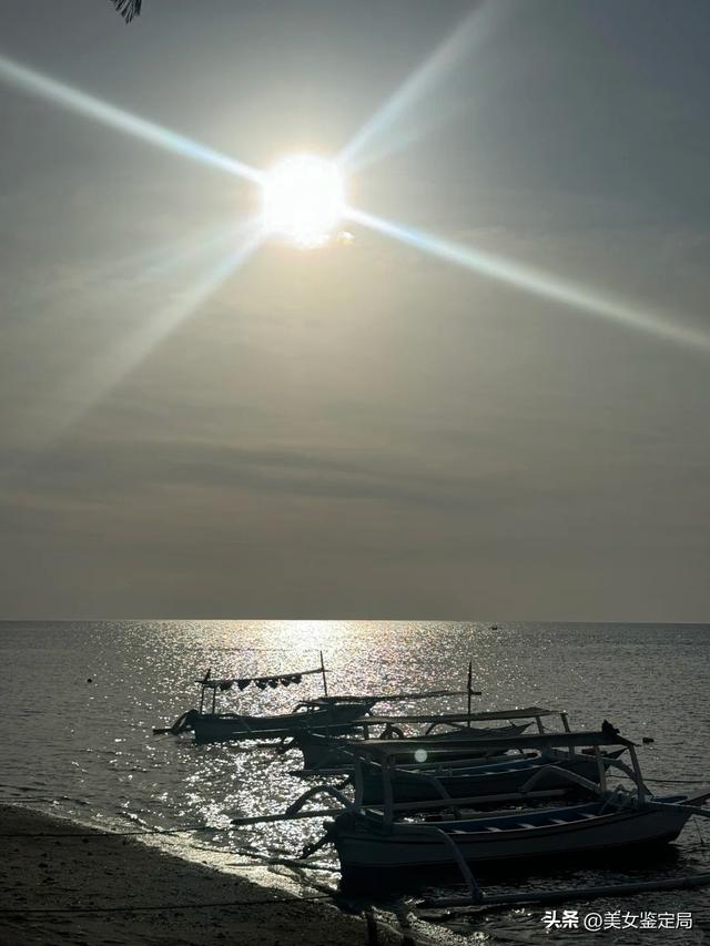 普吉岛海上美女写真:彩虹色女神,形象气质俱佳