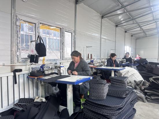 库尔勒市:汽车座套“裁”出致富蓝图