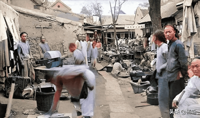 卑鄙龌龊老照片:青楼女子妖娆多姿,妇女露胸喂奶被孩子撕扯衣服