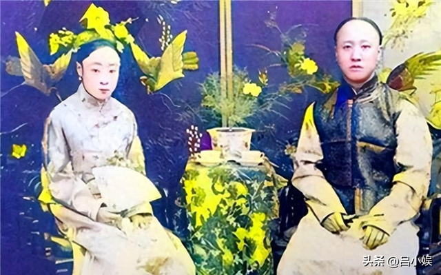 罕见照片:日本女人竟如此开放大胆,女学生脱光衣服全身赤裸上课