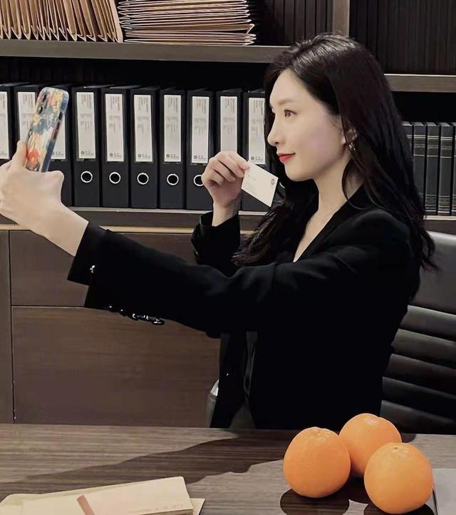 江疏影涂红唇演美女律师,与彭昱畅上演姐弟恋,网友:这腿绝了