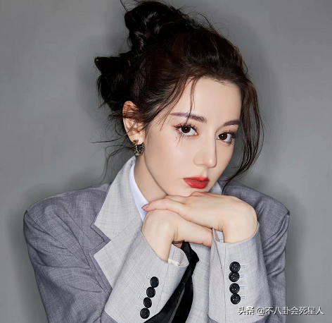 精修的是神颜,生图满脸痘,痘坑、黑眼圈、长斑,明星没那么美