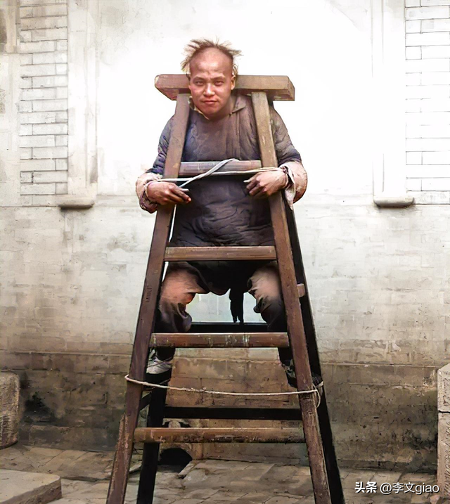 20张屈辱照片:德国女犯一丝不挂被枪决,被拍卖的大胸女人