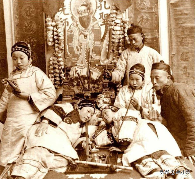 罕见照片:日本女人竟如此开放大胆,女学生脱光衣服全身赤裸上课