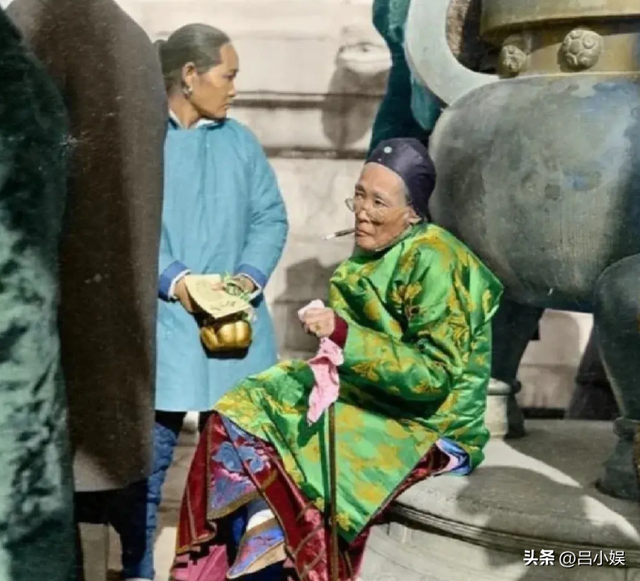 罕见照片:日本女人竟如此开放大胆,女学生脱光衣服全身赤裸上课