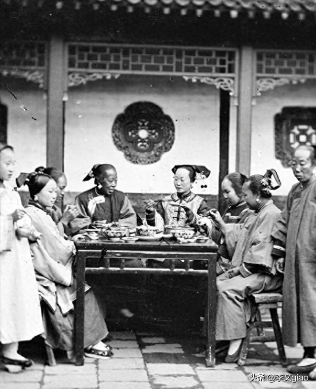 20张屈辱照片:德国女犯一丝不挂被枪决,被拍卖的大胸女人