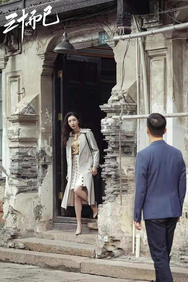 江疏影涂红唇演美女律师,与彭昱畅上演姐弟恋,网友:这腿绝了