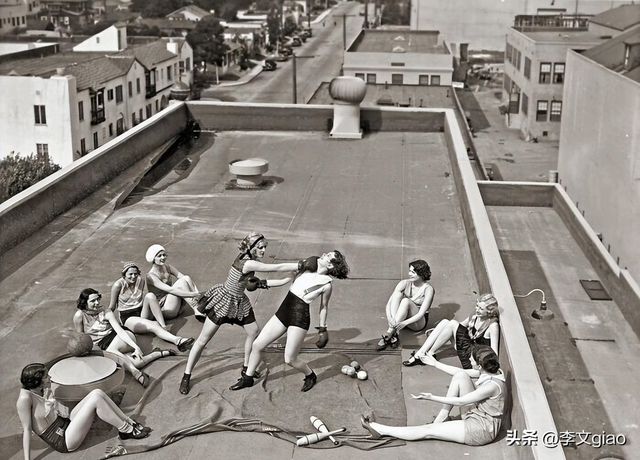 20张屈辱照片:德国女犯一丝不挂被枪决,被拍卖的大胸女人