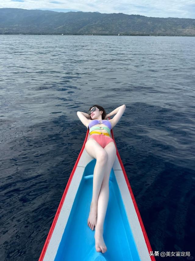 普吉岛海上美女写真:彩虹色女神,形象气质俱佳