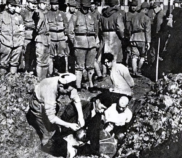 卑鄙龌龊老照片:青楼女子妖娆多姿,妇女露胸喂奶被孩子撕扯衣服