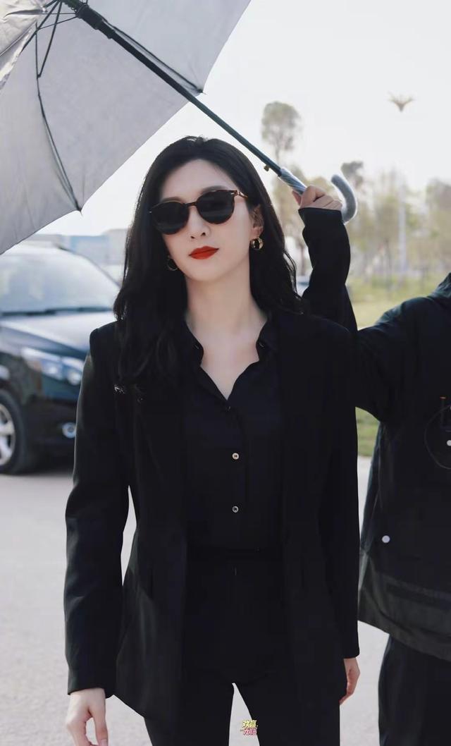 江疏影涂红唇演美女律师,与彭昱畅上演姐弟恋,网友:这腿绝了