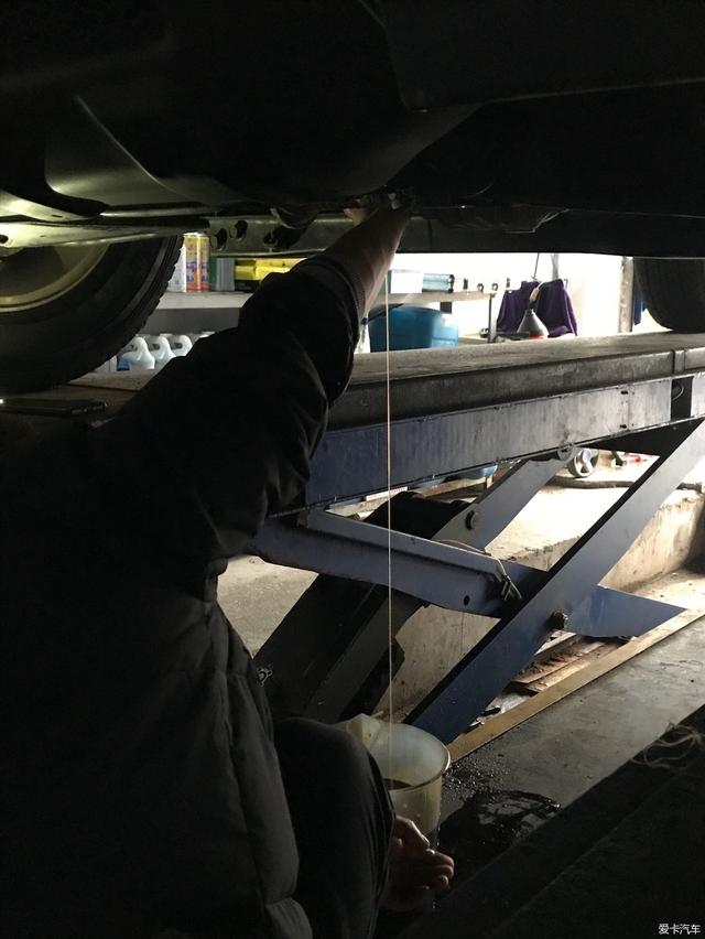 落地70万,老款帕杰罗用车分享,车主:四驱很不错,城市油耗14L