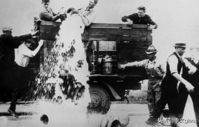 20张屈辱照片:德国女犯一丝不挂被枪决,被拍卖的大胸女人