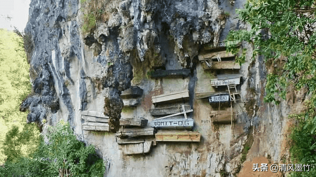 卑鄙龌龊老照片:青楼女子妖娆多姿,妇女露胸喂奶被孩子撕扯衣服