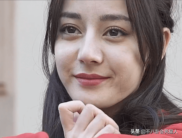 精修的是神颜,生图满脸痘,痘坑、黑眼圈、长斑,明星没那么美