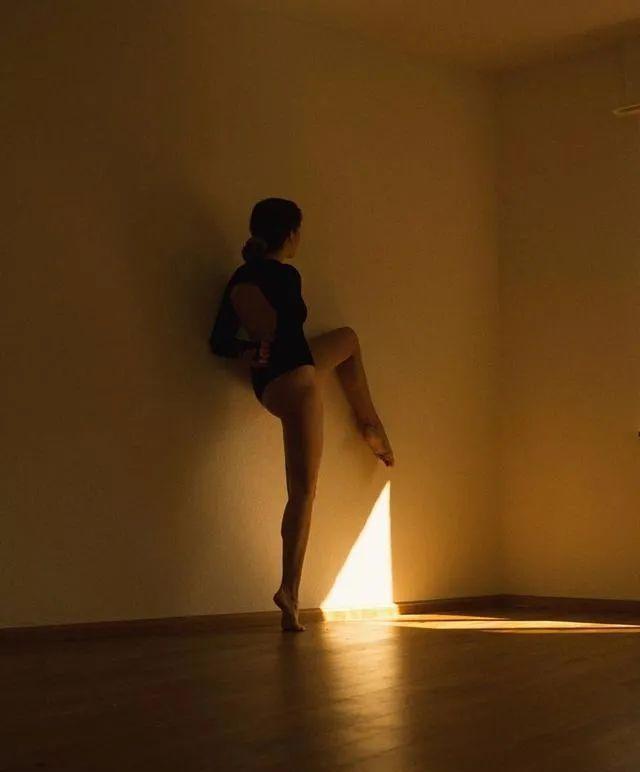 瑞士美女摄影师科夫蒂尼自拍人体私房照,绝美的光影艺术