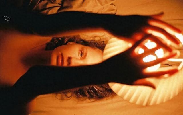 瑞士美女摄影师科夫蒂尼自拍人体私房照,绝美的光影艺术