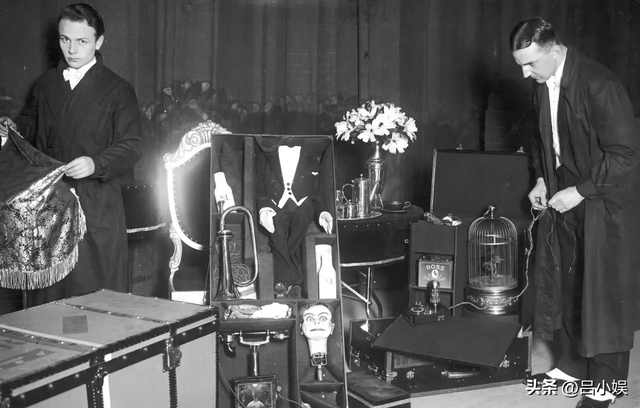 罕见照片:日本女人竟如此开放大胆,女学生脱光衣服全身赤裸上课